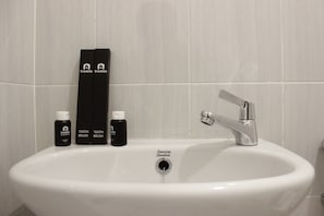 Ducha, artículos de tocador gratuitos, toallas