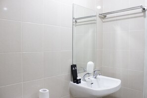 Kamer | Badkamer | Een douche, gratis toiletartikelen, handdoeken
