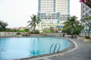 Outdoor pool - Comfort and Strategic Studio Apartment Margonda Residence 2 near UI (Depok)