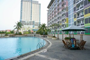 Outdoor pool - Comfort and Strategic Studio Apartment Margonda Residence 2 near UI (Depok)