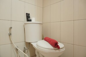 Habitación | Baño | Regadera, amenidades de baño gratuitas, toallas