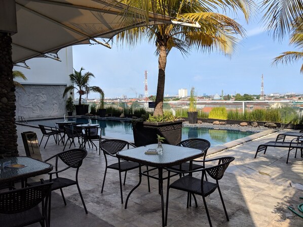 Outdoor pool - Classic Modern Studio Room Apartment at The Square Surabaya (Surabaya)