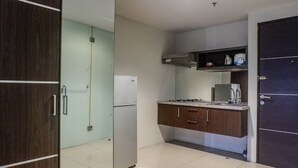 Una cocina moderna con refrigerador, estufa y armarios.
