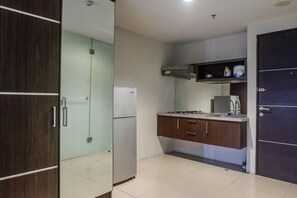 Room | Private kitchen | Fridge, stovetop, coffee/tea maker, cookware/dishes/utensils - Classic Modern Studio Room Apartment at The Square Surabaya (Surabaya)