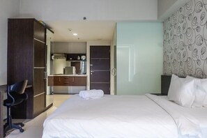 Room | Free WiFi, bed sheets - Classic Modern Studio Room Apartment at The Square Surabaya (Surabaya)