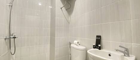 Ein modernes Badezimmer mit Toilette, Bidet und Waschbecken.