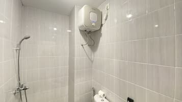 Room | Bathroom | Shower, free toiletries, towels