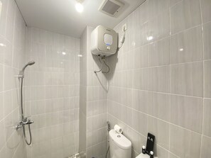 Room | Bathroom | Shower, free toiletries, towels