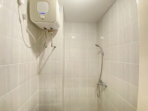 Habitación | Baño | Ducha, artículos de higiene personal gratuitos y toallas