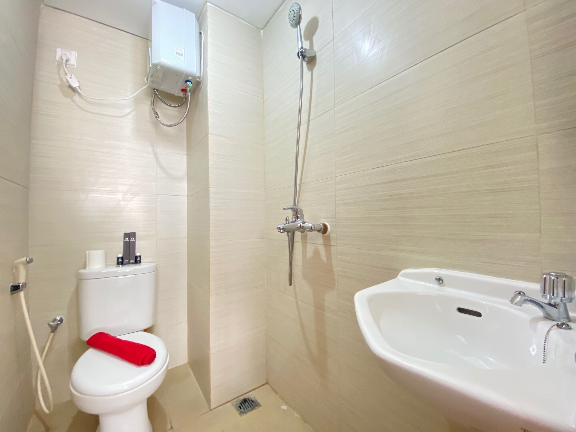 Un bagno con il water, una doccia e un lavandino.