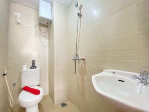 Chambre | Salle de bain | Douche, articles de toilette gratuits, serviettes fournies