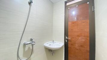 Room | Bathroom | Shower, free toiletries, towels