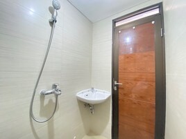 Habitación | Baño | Ducha, artículos de higiene personal gratuitos y toallas