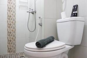 Room | Bathroom | Shower, free toiletries, towels - Marvelous & Scenic 2BR at Jarrdin Cihampelas Apartment (Bandung)