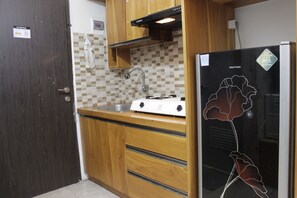 Zimmer | Eigene Küche | Kühlschrank, Herdplatte, Kochgeschirr/Geschirr/Besteck