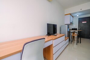 Habitación | Escritorio y ropa de cama 