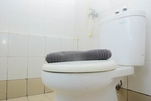 Room | Bathroom | Shower, free toiletries, towels