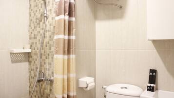 Zimmer | Badezimmer | Dusche, kostenlose Toilettenartikel, Handtücher