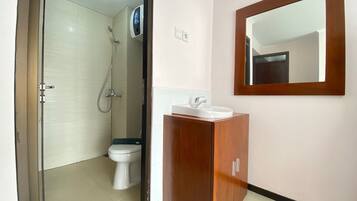 Room | Bathroom | Shower, free toiletries, towels