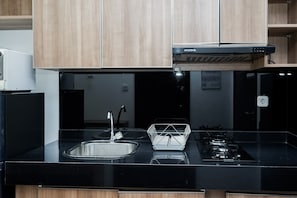 Room | Private kitchen | Fridge, stovetop, electric kettle, cookware/dishes/utensils - Stylish and Comfy Studio at Casa De Parco Apartment (Pagedangan)