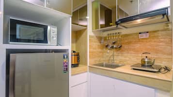 Huone | Yksityinen keittiö | Jääkaappi, liesi, keittoastiat/astiat/ruokailuvälineet