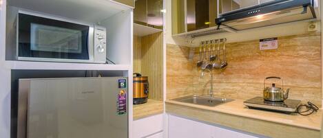 Room | Private kitchen | Fridge, stovetop, cookware/dishes/utensils
