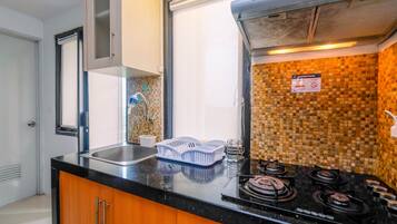 Room | Private kitchen | Fridge, stovetop, cookware/dishes/utensils
