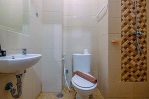 Room | Bathroom | Shower, free toiletries, towels - Comfort Studio with Bunk Bed at Dave Apartment (Depok)