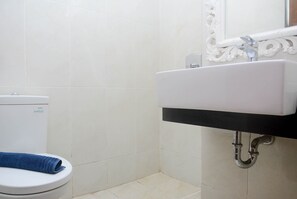 Zimmer | Badezimmer | Dusche, kostenlose Toilettenartikel, Handtücher