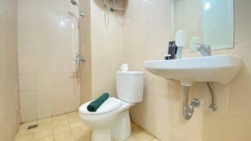 Room | Bathroom | Shower, free toiletries, towels