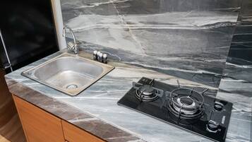 Habitación | Cocina privada | Frigorífico, placa de cocina, lavavajillas y arrocera