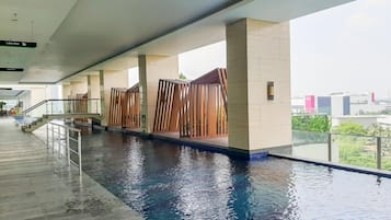 Una piscina al aire libre