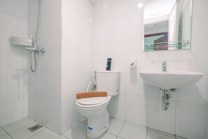 Huone | Kylpyhuone | Suihku, ilmaiset hygieniatuotteet, pyyhkeet