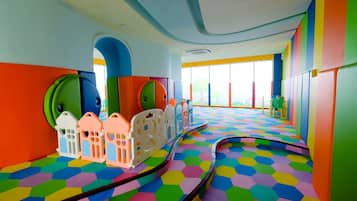 Zona de juegos infantil cubierta