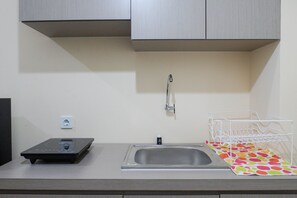 1 bedroom, free WiFi, bed sheets - Spacious Comfortable 1BR Apartment at My Tower Surabaya (Surabaya)