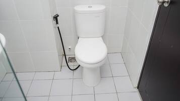 Room | Bathroom | Shower, free toiletries, towels