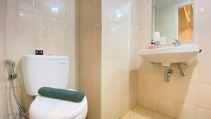 Un baño con inodoro, lavabo y ducha.