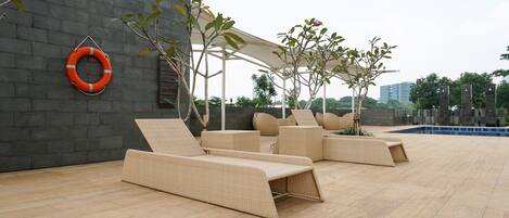 Una piscina al aire libre