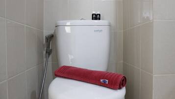 Ducha, artículos de tocador gratuitos, toallas