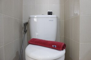 Habitación | Baño | Regadera, amenidades de baño gratuitas, toallas 
