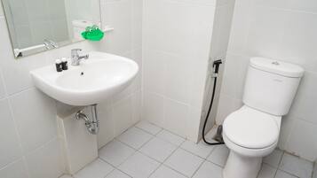 Room | Bathroom | Shower, free toiletries, towels