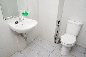 Room | Bathroom | Shower, free toiletries, towels - Compact Studio Casa De Parco Apartment (Pagedangan)