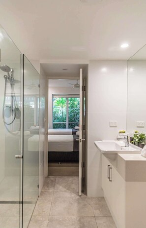 シャワー、ヘアドライヤー、タオル