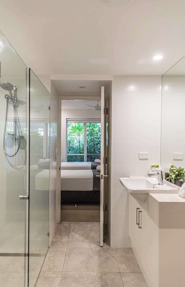 Ducha, secador de pelo, toallas