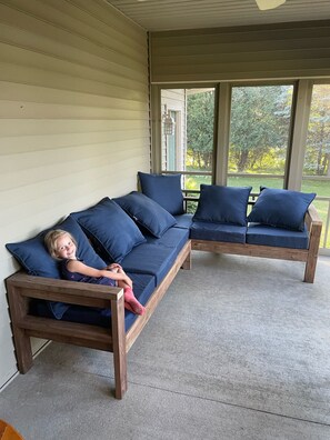 Smart-TV, peis, DVD-spiller og bøker