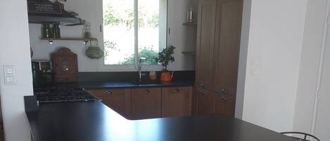 Réfrigérateur, un four, surface de cuisson, lave-vaisselle