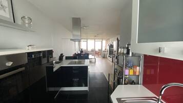 Kühlschrank, Mikrowelle, Ofen, Herdplatte