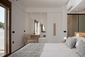 2 chambres, coffres-forts dans les chambres, fer et planche à repasser