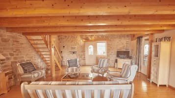 Tv, eldstad, dvd-spelare och böcker