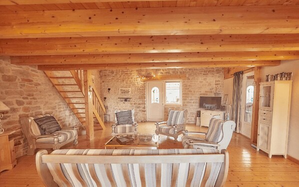 Fernseher, Kamin, DVD-Player, Bücher